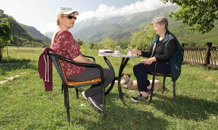 Kampiranje ob reki Viosa V okolici mesta Përmet