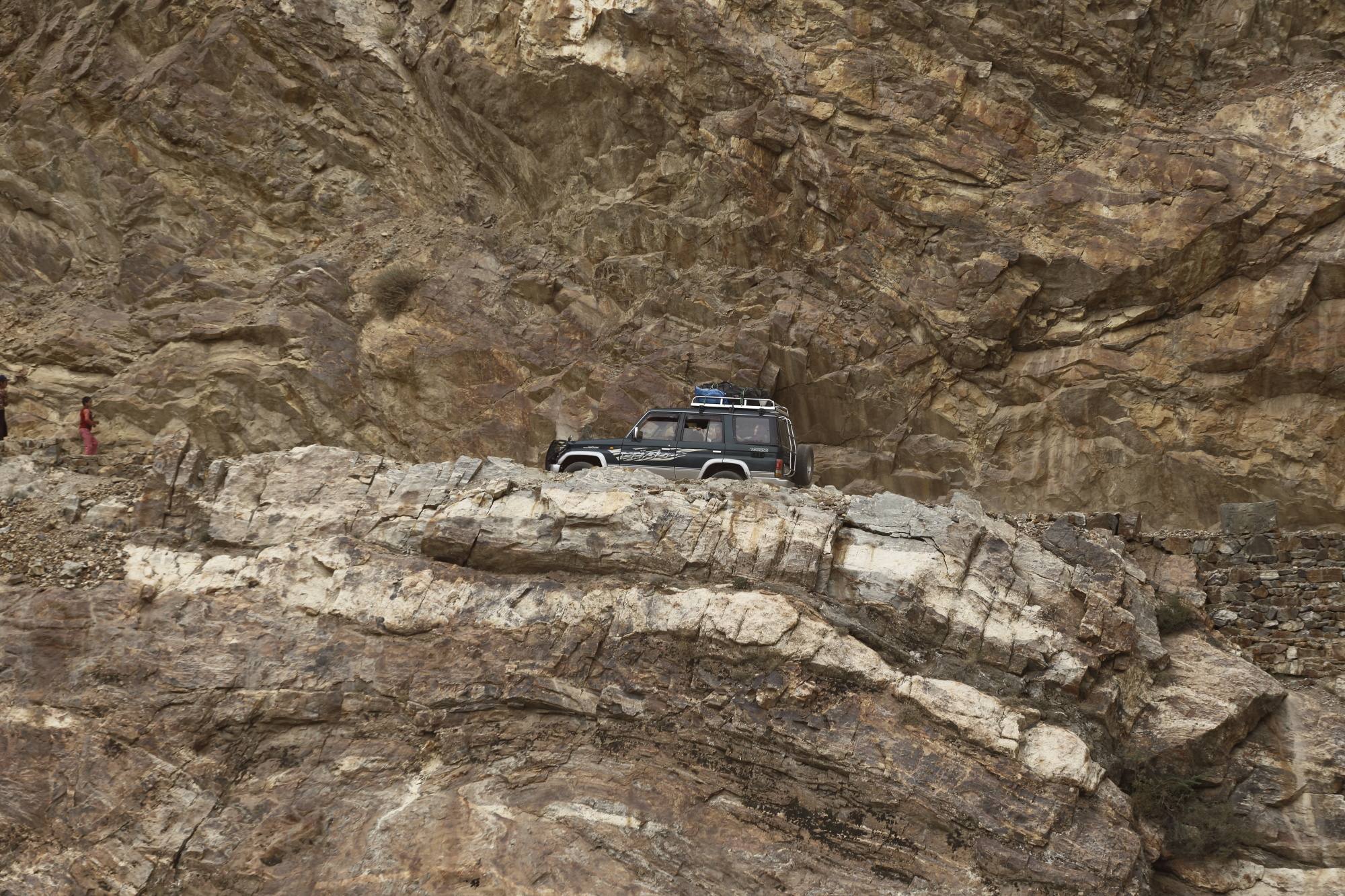 Cesta vklesana v goro