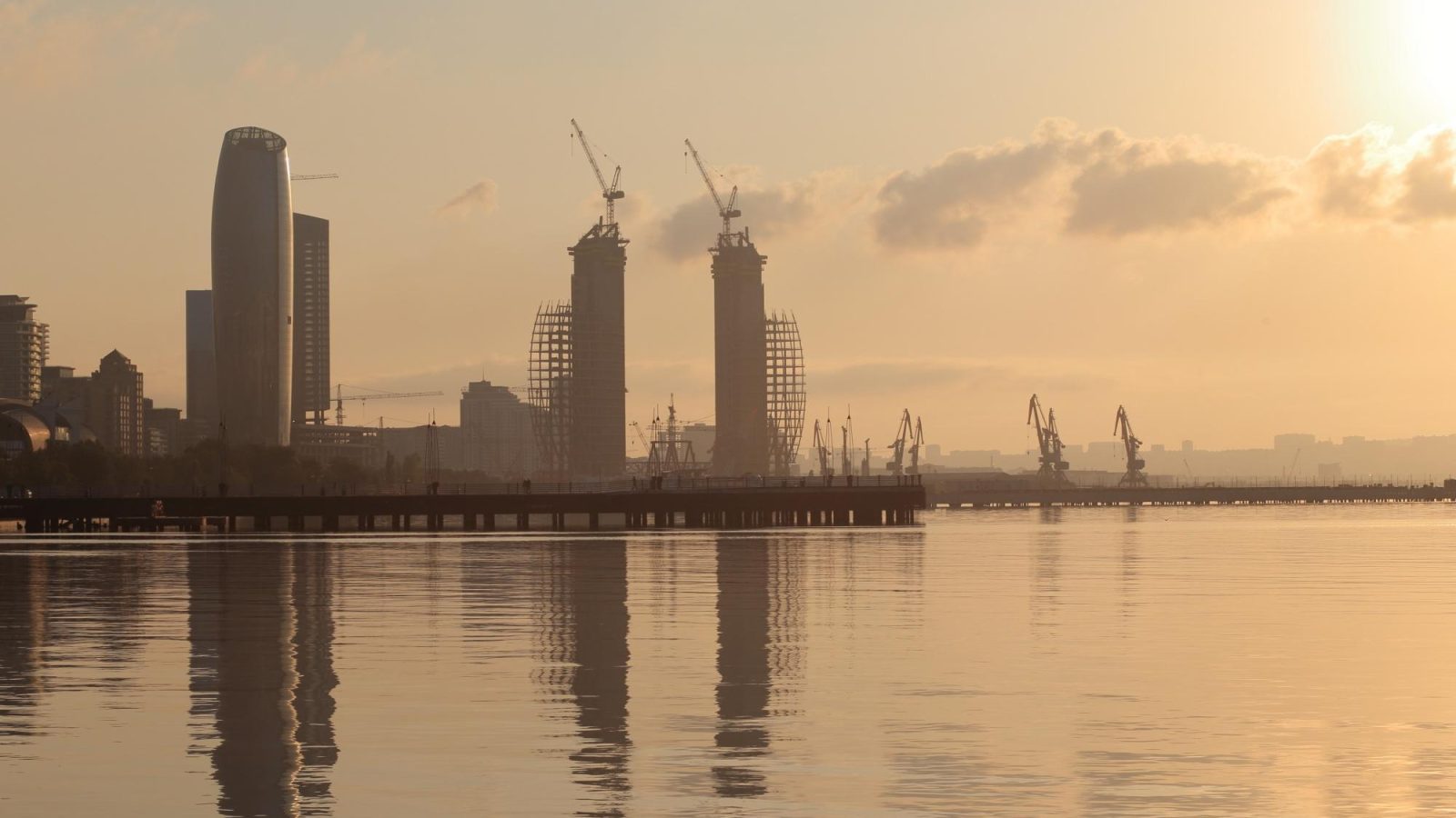 Zaliv Bakuja Na obali Kaspijskega morja