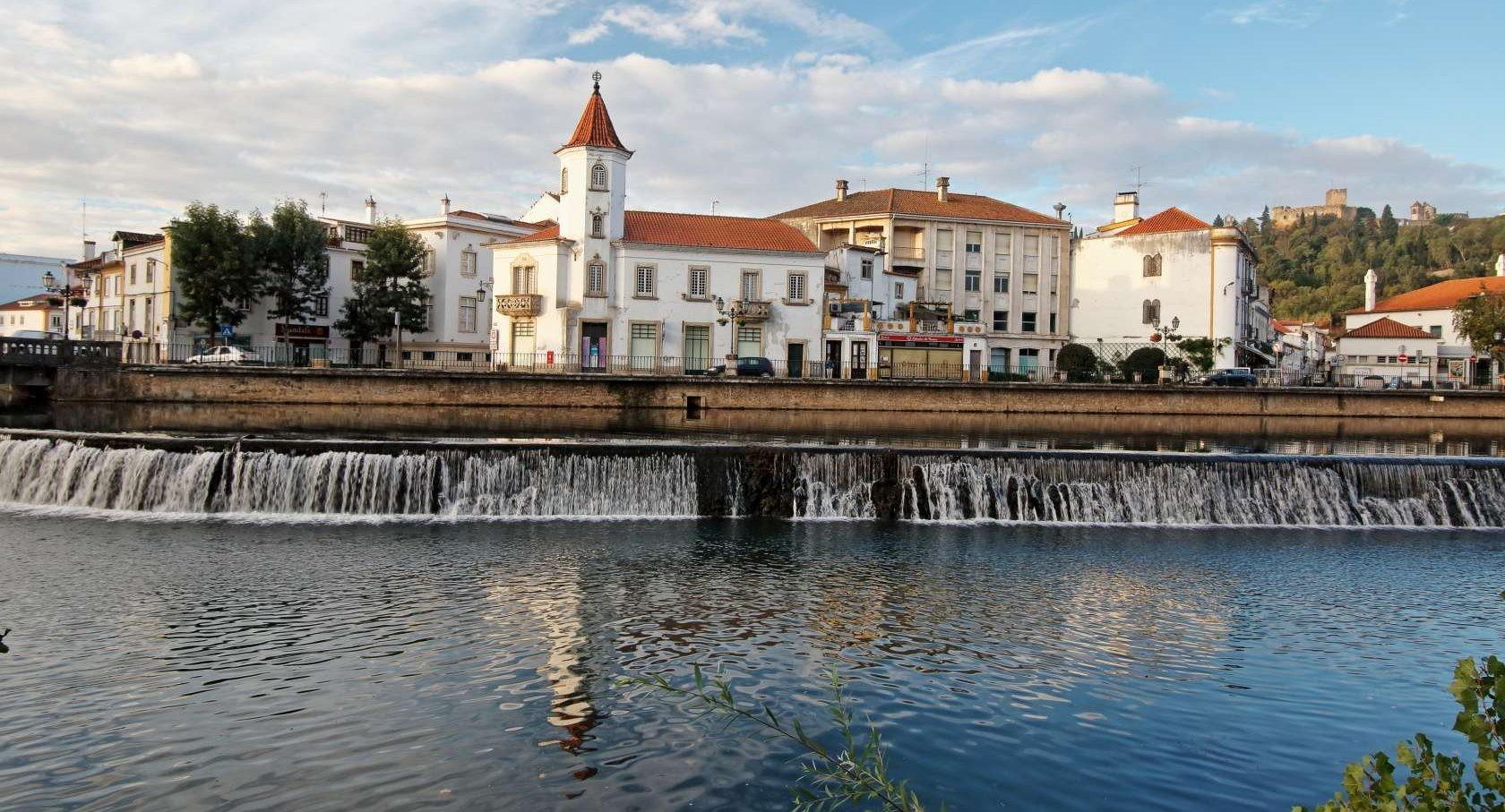 Jutro ob reki Nabao, Tomar, Portugalska