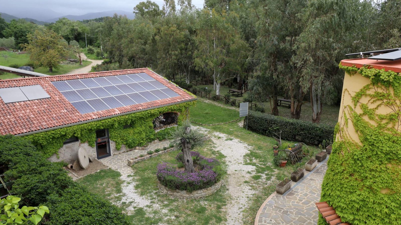 From Naples to Sicily and back through Apulia to the home.Od Neaplja do Sicilije in nazaj skozi Apulijo proti domu.