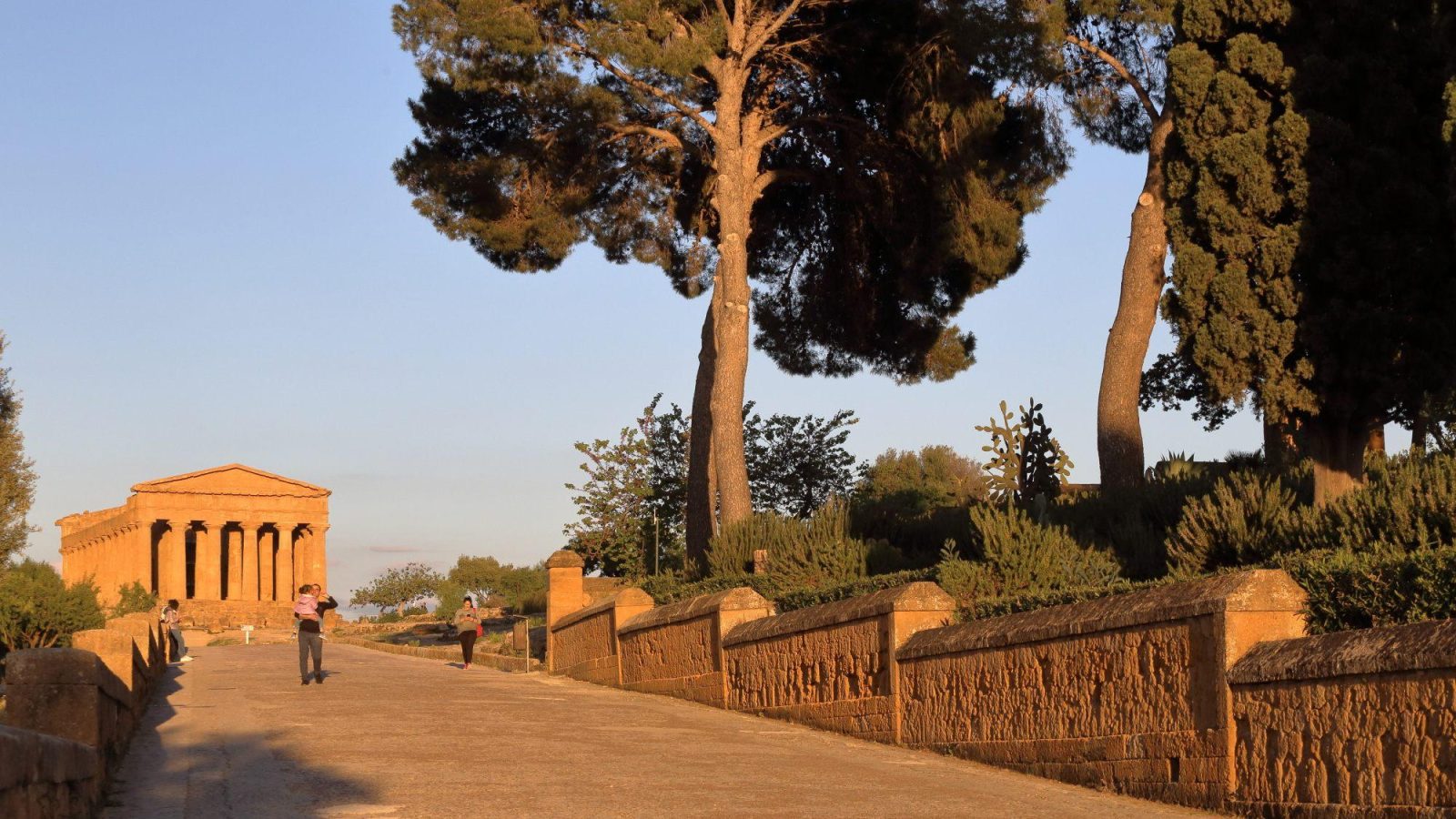 From Naples to Sicily and back through Apulia to the home.Od Neaplja do Sicilije in nazaj skozi Apulijo proti domu.