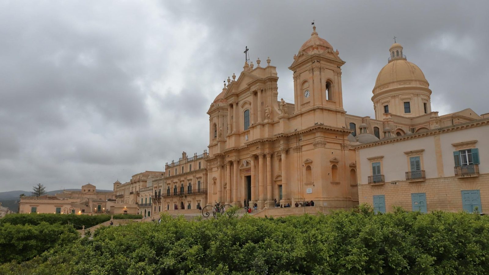 From Naples to Sicily and back through Apulia to the home.Od Neaplja do Sicilije in nazaj skozi Apulijo proti domu.